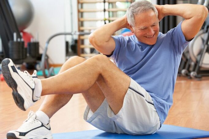 člověk dělá fyzické cvičení k léčbě prostatitidy