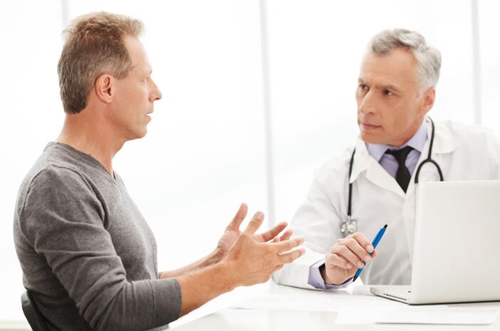 Muž s chronickou prostatitidou u lékaře